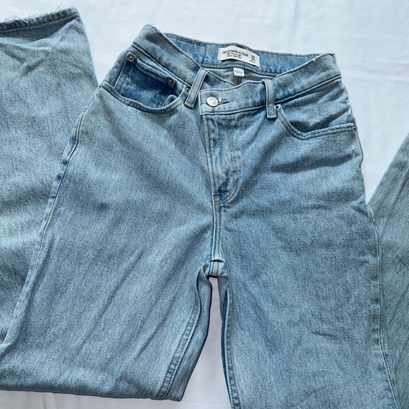 ABERCROMBIE & FITCH 90’S STRAIGHT ULTRA HIGH RISE JEANS - Picture 2 of 9